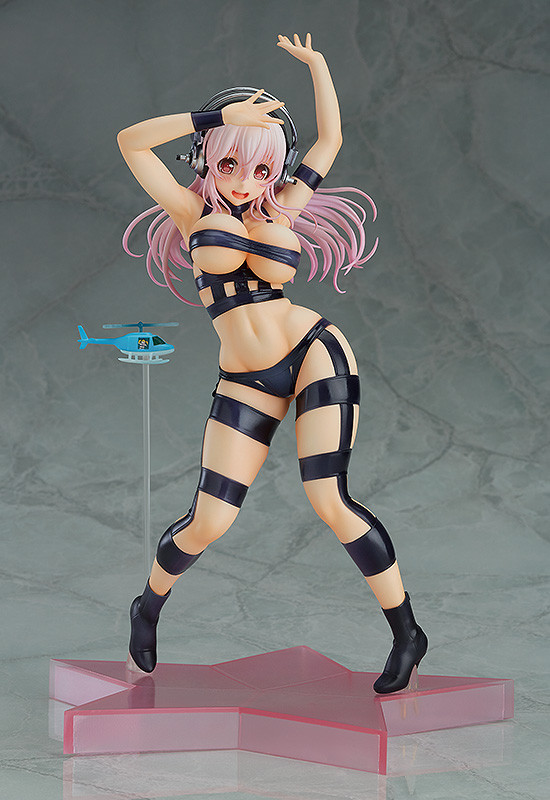 giantess Sonico statue